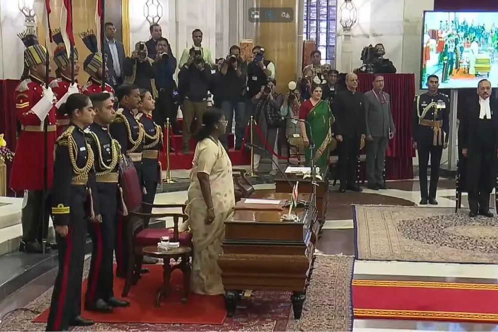 President Murmu ने CJI सूर्यकांत को पद की शपथ दिलाई President Murmu ने CJI सूर्यकांत को पद की शपथ दिलाई