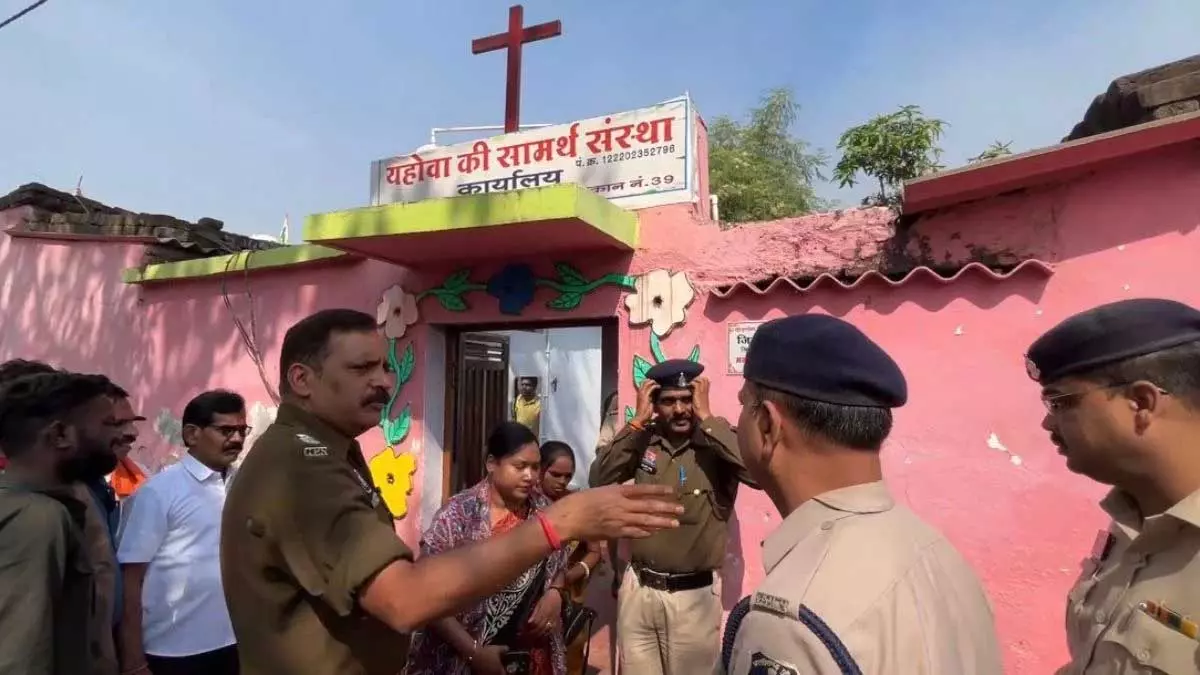 3 पास्टर और धर्मांतरण कराने वाले दलाल गिरफ्तार 3 पास्टर और धर्मांतरण कराने वाले दलाल गिरफ्तार