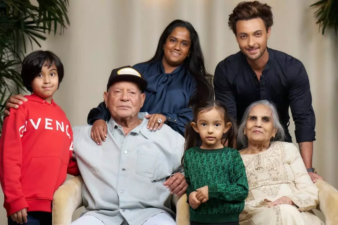 Arpita Khan ने पिता सलीम खान के 90वें जन्मदिन पर लिखा भावनात्मक नोट Arpita Khan ने पिता सलीम खान के 90वें जन्मदिन पर लिखा भावनात्मक नोट