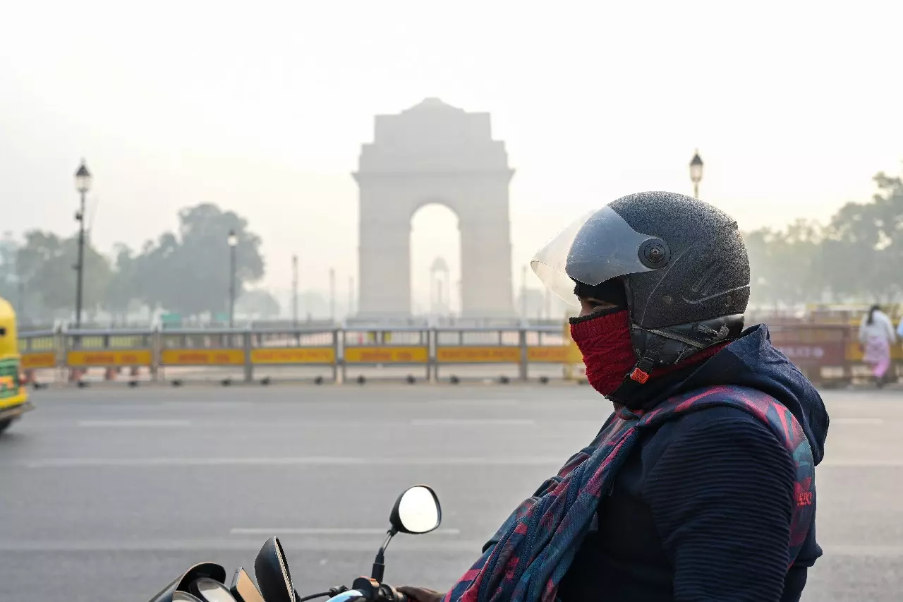 Delhi में बढ़ते प्रदूषण से दम घुट रहा है, NCR में AQI 400 के करीब पहुंचा Delhi में बढ़ते प्रदूषण से दम घुट रहा है, NCR में AQI 400 के करीब पहुंचा