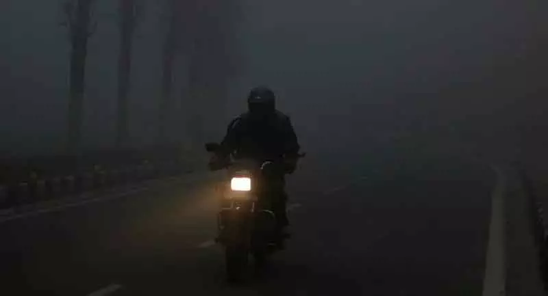 कश्मीर में कोहरे और ठंड की वजह से सांस लेने में दिक्कतें बढ़ीं कश्मीर में कोहरे और ठंड की वजह से सांस लेने में दिक्कतें बढ़ीं