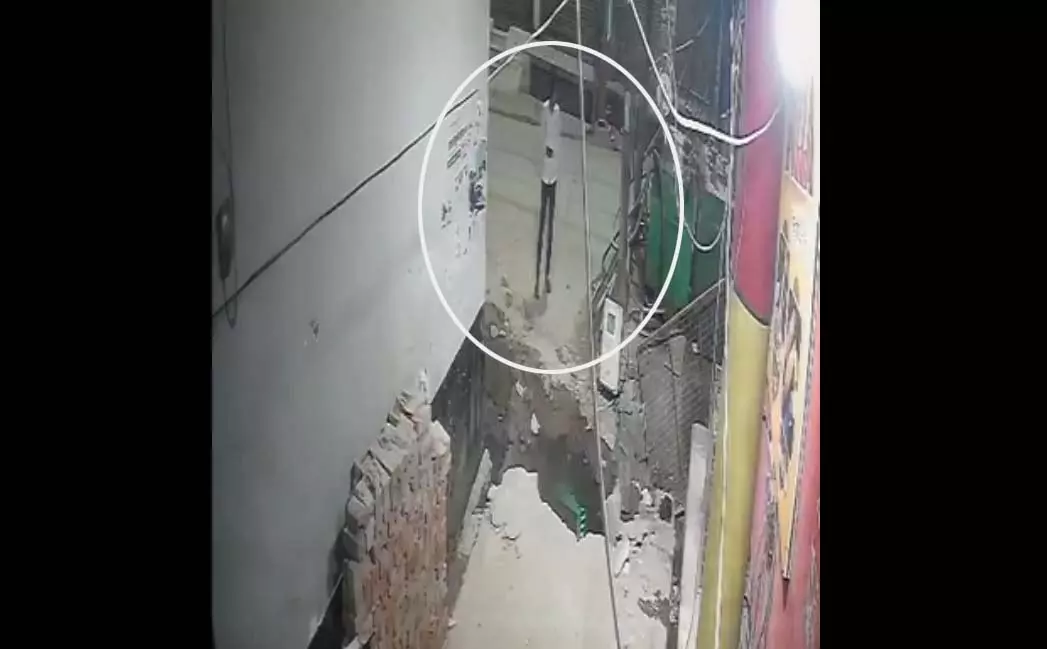OMG! आत्महत्या का LIVE वीडियो, युवक तेज करंट लगने से आग की लपटों में घिरा OMG! आत्महत्या का LIVE वीडियो, युवक तेज करंट लगने से आग की लपटों में घिरा