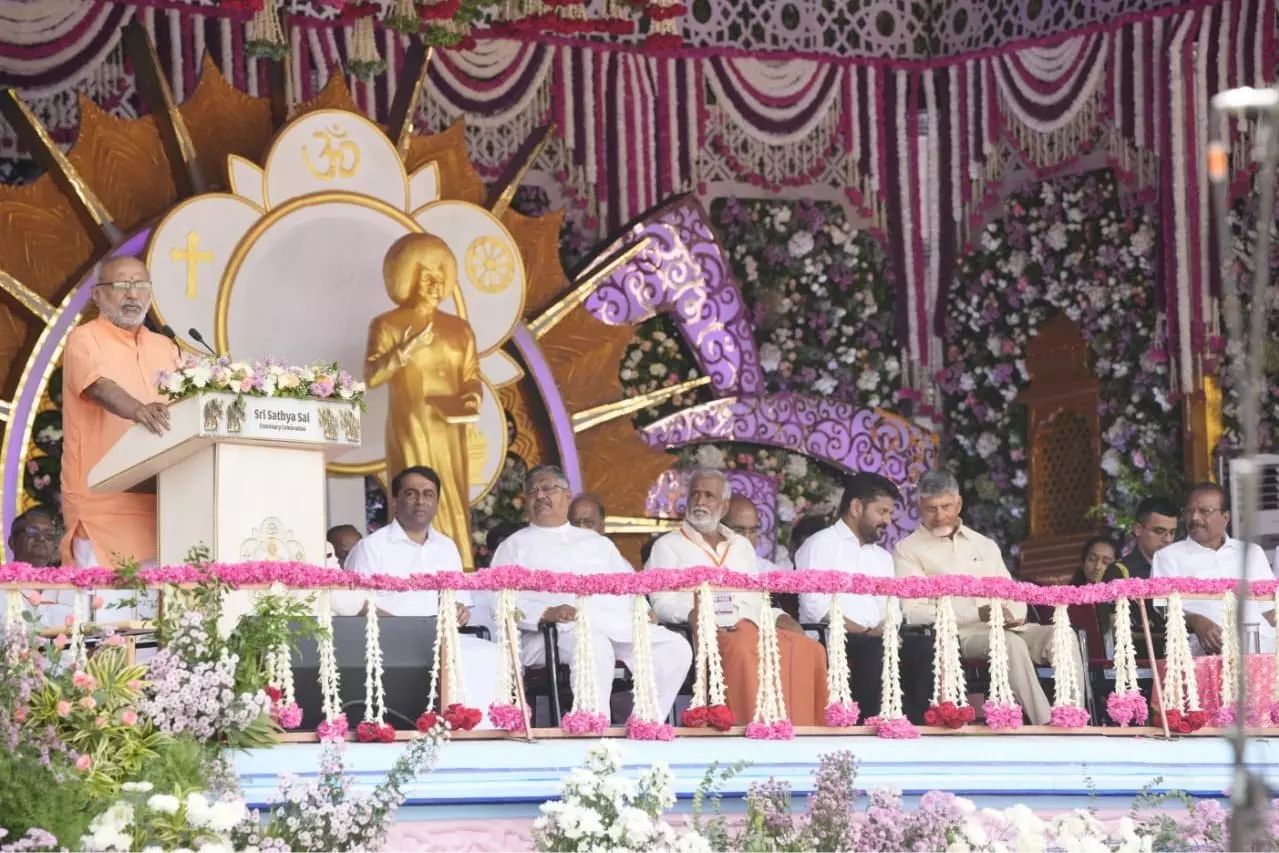 Sathya Sai Baba शांति और प्रेम के महान दूत हैं: उपराष्ट्रपति Sathya Sai Baba शांति और प्रेम के महान दूत हैं: उपराष्ट्रपति