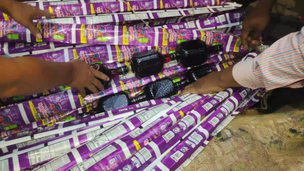 Siliguri: पुलिस ने शराब तस्कर को झाड़ू के साथ पकड़ा Siliguri: पुलिस ने शराब तस्कर को झाड़ू के साथ पकड़ा