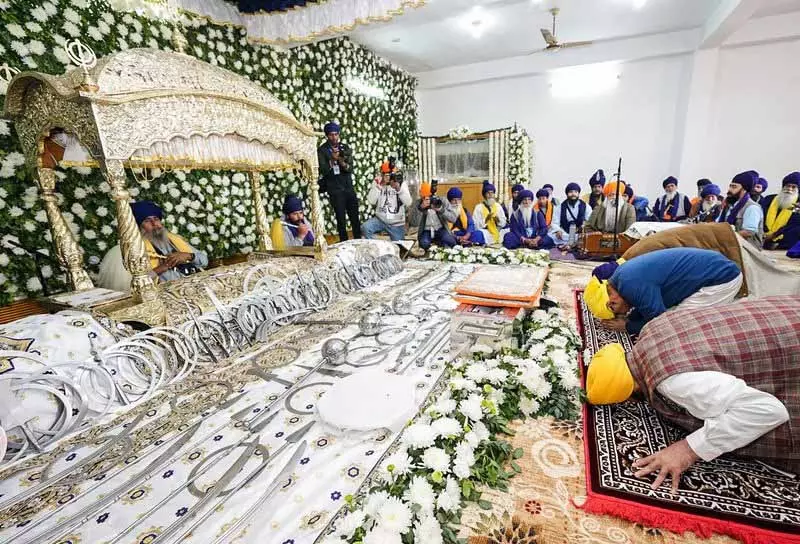 Punjab: शहादत के कार्यक्रमों की शुरुआत में जोश, मान, केजरीवाल प्रार्थना में शामिल हुए Punjab: शहादत के कार्यक्रमों की शुरुआत में जोश, मान, केजरीवाल प्रार्थना में शामिल हुए