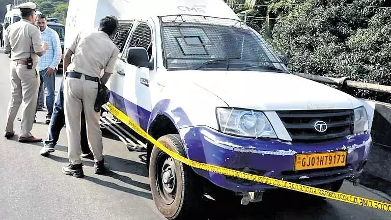 बेंगलुरु ATM कैश वैन लूट: सातवें आरोपी ने सरेंडर किया; 5 करोड़ रुपये बरामद बेंगलुरु ATM कैश वैन लूट: सातवें आरोपी ने सरेंडर किया; 5 करोड़ रुपये बरामद