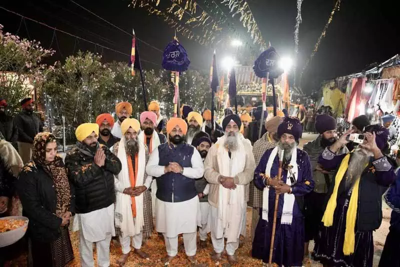 Guru Tegh Bahadur की 350वीं शहादत वर्षगांठ, श्रीनगर से नगर कीर्तन आनंदपुर साहिब पहुंचा Guru Tegh Bahadur की 350वीं शहादत वर्षगांठ, श्रीनगर से नगर कीर्तन आनंदपुर साहिब पहुंचा