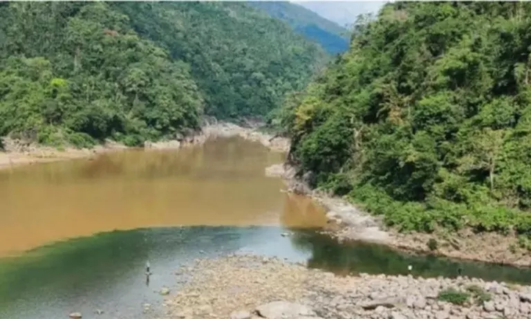 Meghalaya की उमंगोट नदी में प्रदूषण से सैकड़ों टूरिज्म वर्कर्स की रोजी-रोटी पर खतरा Meghalaya की उमंगोट नदी में प्रदूषण से सैकड़ों टूरिज्म वर्कर्स की रोजी-रोटी पर खतरा
