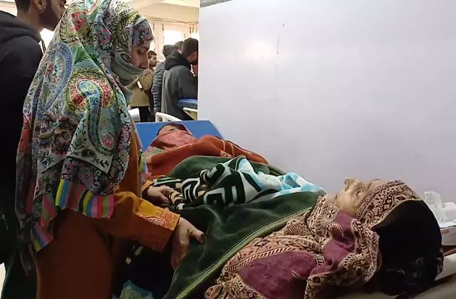 Jammu-Kashmir: एक ही परिवार के 12 सदस्य बीमार,अफरा-तफरी Jammu-Kashmir: एक ही परिवार के 12 सदस्य बीमार,अफरा-तफरी