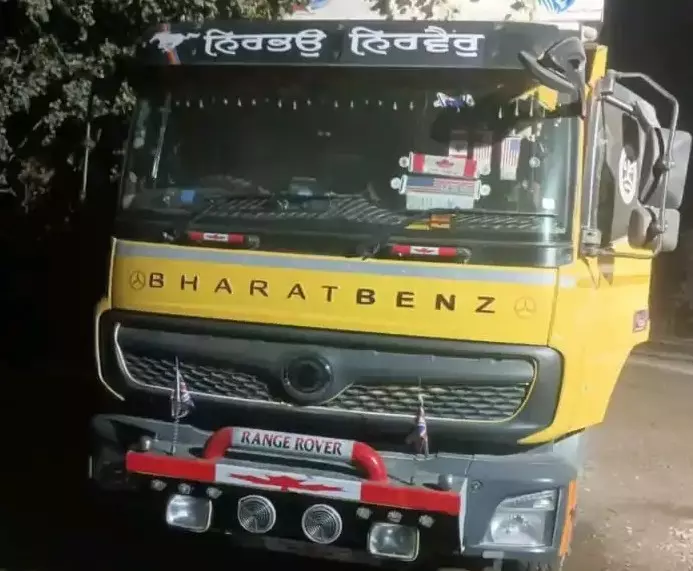 Kathua: पुलिस ने अवैध खनन में उपयोग हो रहे 2 डंपर जब्त किए Kathua: पुलिस ने अवैध खनन में उपयोग हो रहे 2 डंपर जब्त किए