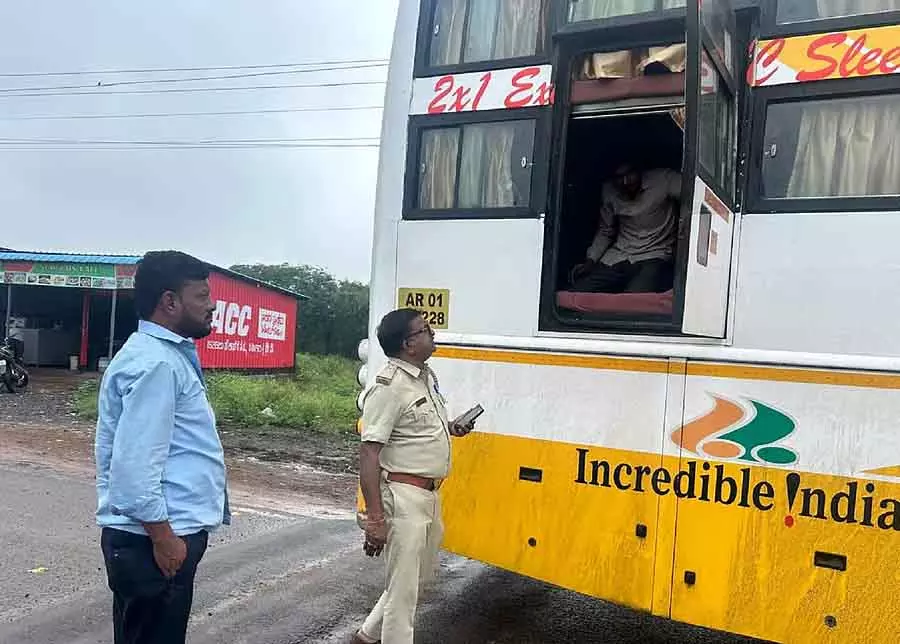 Karnataka असुरक्षित विदेशी राज्यों से प्राइवेट और सरकारी बसों को एंट्री नहीं देगा Karnataka असुरक्षित विदेशी राज्यों से प्राइवेट और सरकारी बसों को एंट्री नहीं देगा