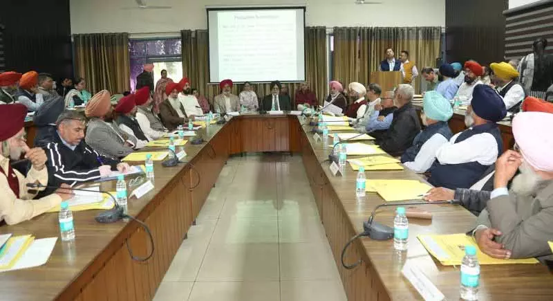 PAU ने रिसर्च काउंसिल की मीटिंग में किसान-केंद्रित, ग्रीन इनोवेशन के लिए अपना समर्थन दोहराया PAU ने रिसर्च काउंसिल की मीटिंग में किसान-केंद्रित, ग्रीन इनोवेशन के लिए अपना समर्थन दोहराया
