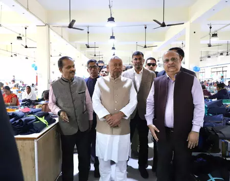 सरकार बनते ही एक्शन मोड में आए सीएम नीतीश, हाजीपुर इंडस्ट्रियल पहुंचकर किया निरीक्षण, शूज फैक्ट्री भी देखी सरकार बनते ही एक्शन मोड में आए सीएम नीतीश, हाजीपुर इंडस्ट्रियल पहुंचकर किया निरीक्षण, शूज फैक्ट्री भी देखी
