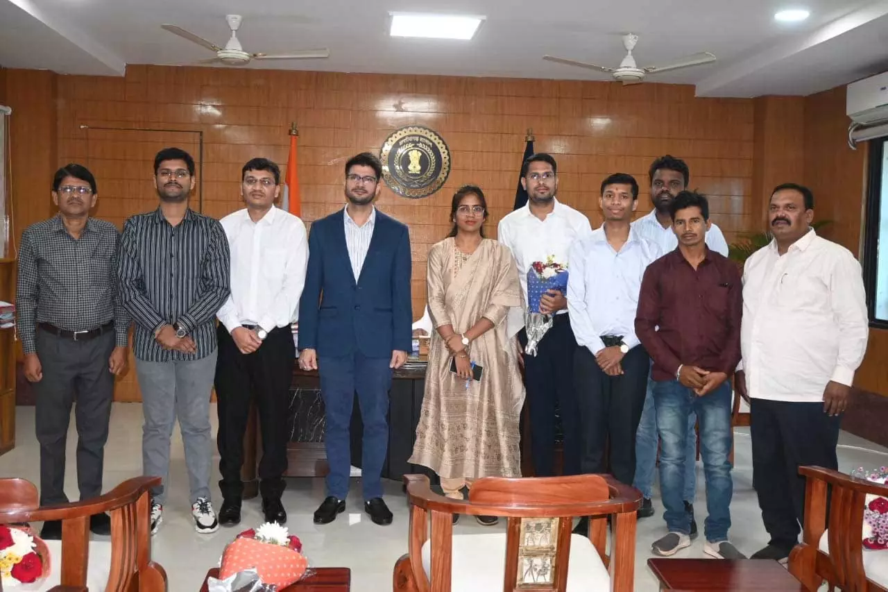 बलौदाबाजार कलेक्टर ने पीएससी में चयनित जिले के होनहार युवाओं को किया सम्मानित बलौदाबाजार कलेक्टर ने पीएससी में चयनित जिले के होनहार युवाओं को किया सम्मानित