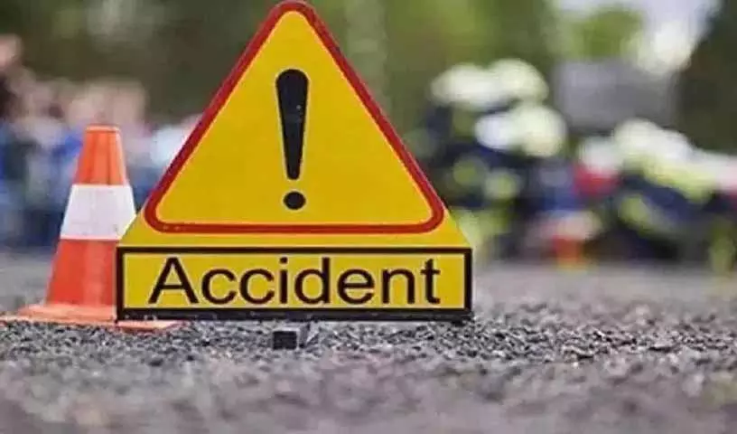 Macha Bolarum में तेज़ रफ़्तार कार दुकानों में घुसी, ड्राइवर घायल Macha Bolarum में तेज़ रफ़्तार कार दुकानों में घुसी, ड्राइवर घायल