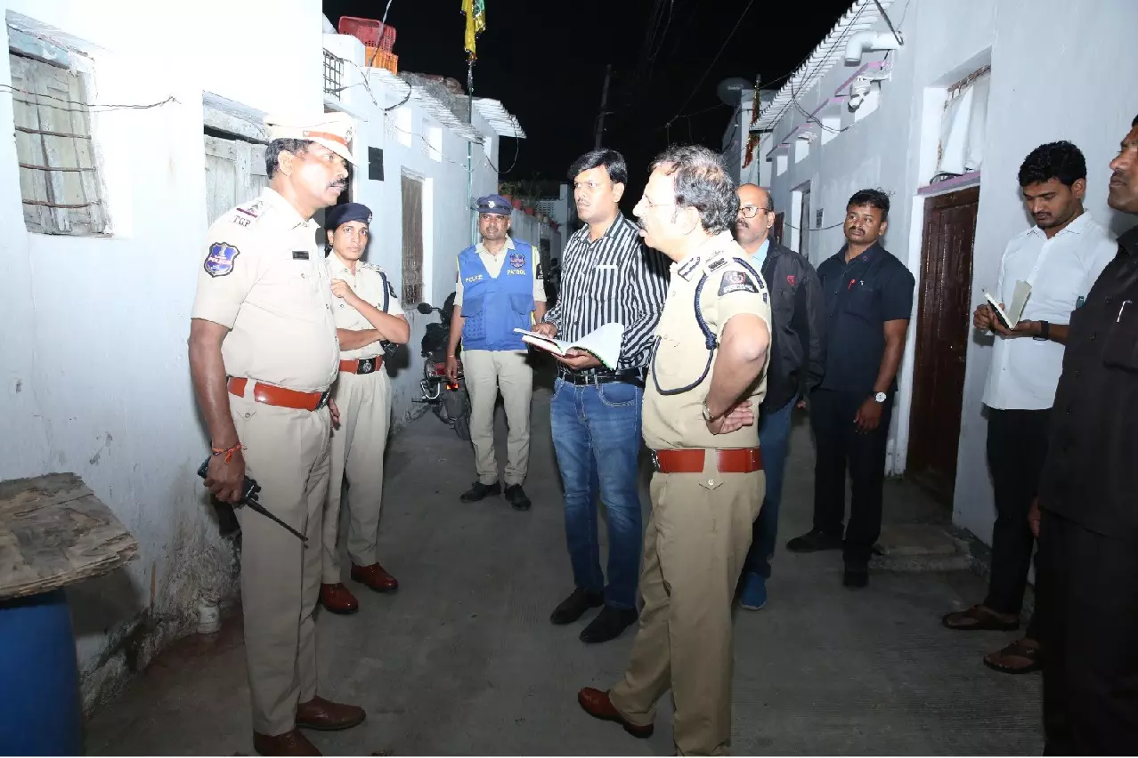 Hyderabad पुलिस कमिश्नर ने आधी रात को हिस्ट्रीशीटरों के घरों पर दस्तक दी Hyderabad पुलिस कमिश्नर ने आधी रात को हिस्ट्रीशीटरों के घरों पर दस्तक दी