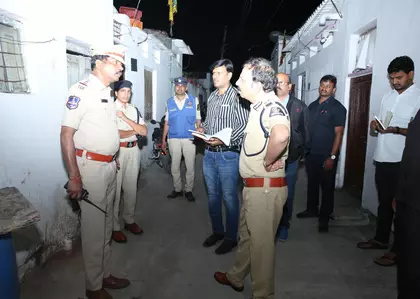 Hyderabad पुलिस कमिश्नर ने आधी रात को हिस्ट्रीशीटरों के घरों पर दस्तक दी Hyderabad पुलिस कमिश्नर ने आधी रात को हिस्ट्रीशीटरों के घरों पर दस्तक दी