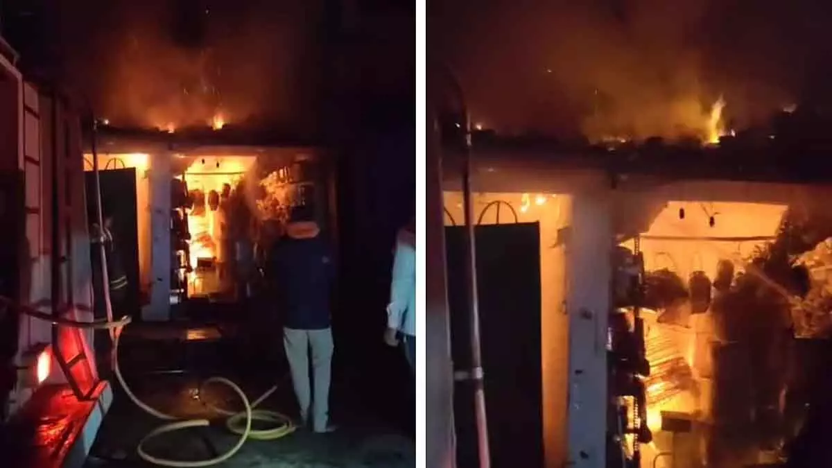 बर्तन की दुकान में शॉर्ट सर्किट से आग लगी; लाखों का सामान जलकर खाक बर्तन की दुकान में शॉर्ट सर्किट से आग लगी; लाखों का सामान जलकर खाक