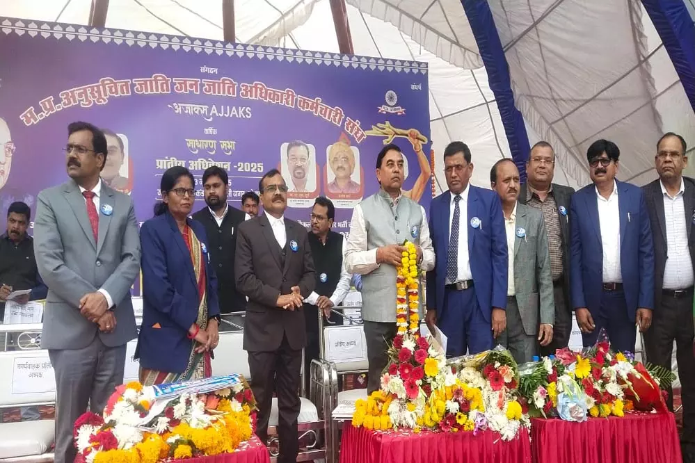Bhopal: विभिन्न मुद्दों पर चर्चा के बीच सम्मानित हुए जेएन कंसोटिया और धुर्वे Bhopal: विभिन्न मुद्दों पर चर्चा के बीच सम्मानित हुए जेएन कंसोटिया और धुर्वे