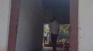 प्रिंसिपल ने गंदे नियत से किया टच, छात्रा फंदे में झूली प्रिंसिपल ने गंदे नियत से किया टच, छात्रा फंदे में झूली