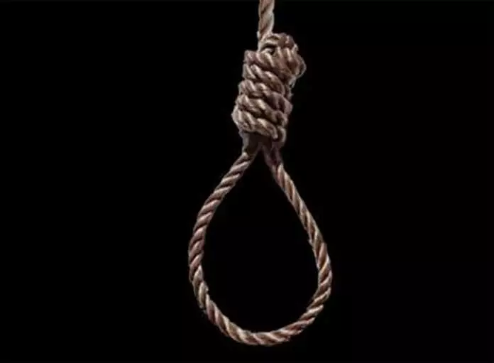 JCB ड्राइवर ने फांसी लगाकर जान दे दी JCB ड्राइवर ने फांसी लगाकर जान दे दी