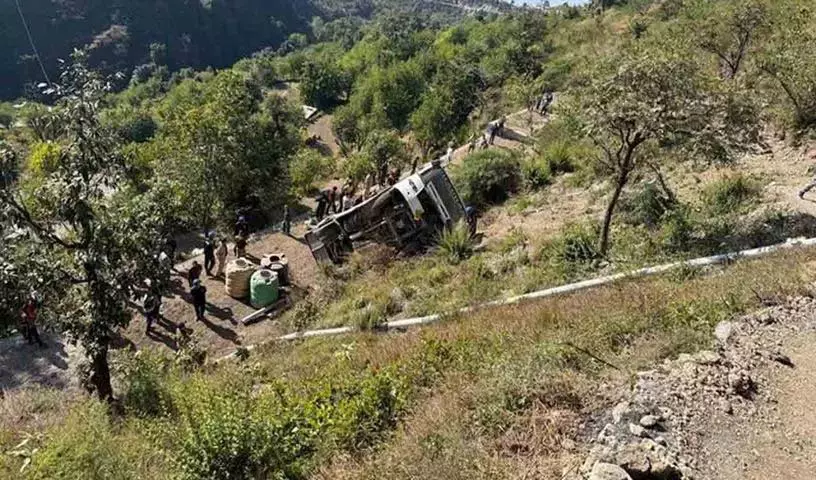 28 यात्रियों को ले जा रही एक बस के गहरी खाई में गिरने से पांच यात्रियों की मौत 28 यात्रियों को ले जा रही एक बस के गहरी खाई में गिरने से पांच यात्रियों की मौत