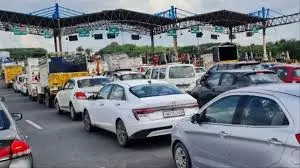 Bareilly: फरीदपुर टोल पर जाम, मंत्री का काफिला फंसा Bareilly: फरीदपुर टोल पर जाम, मंत्री का काफिला फंसा
