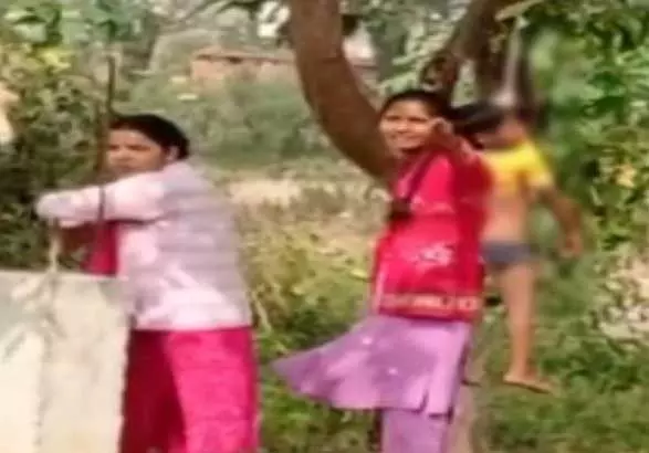 अर्धनग्न कर पेड़ में लटकाया, बच्चे के साथ स्कूल में क्रूरता व्यवहार अर्धनग्न कर पेड़ में लटकाया, बच्चे के साथ स्कूल में क्रूरता व्यवहार