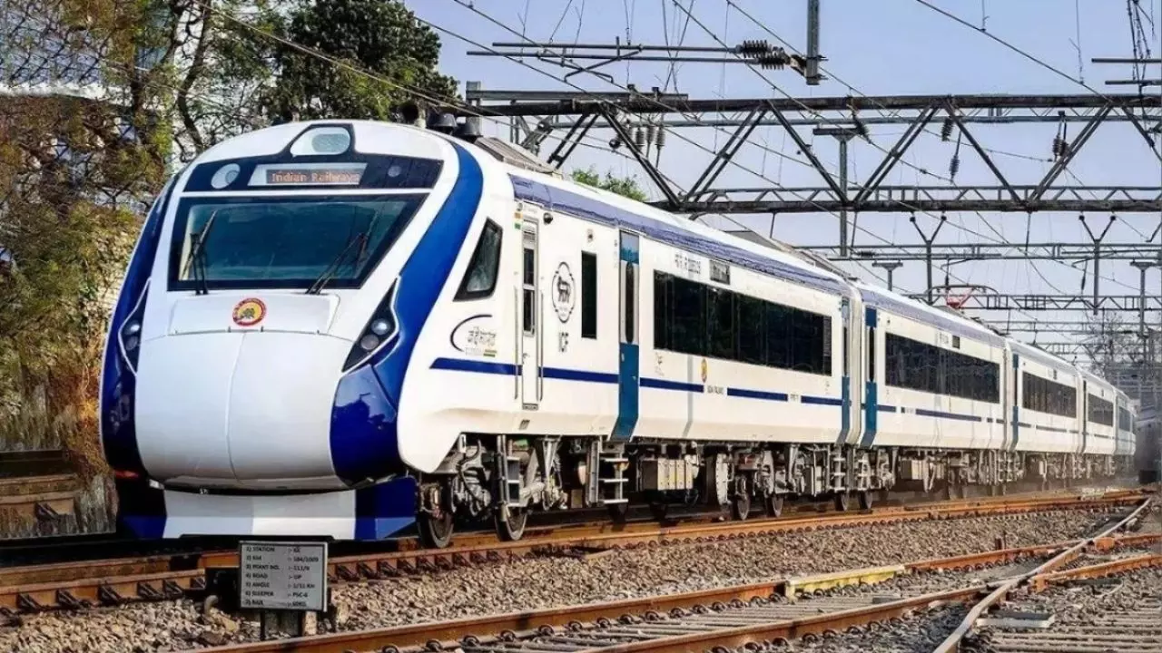 Indore: अतिरिक्त कोच जोड़कर वंदे भारत ट्रेन इंदौर से नागपुर रवाना Indore: अतिरिक्त कोच जोड़कर वंदे भारत ट्रेन इंदौर से नागपुर रवाना