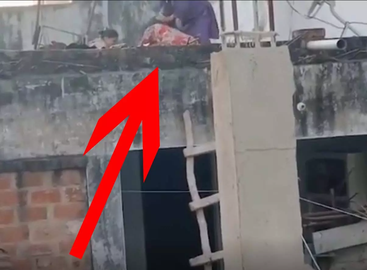 दो महिलाओं का लाइव VIDEO, तीसरी के साथ मारपीट, पति वीडियो रिकॉर्ड करता रहा दो महिलाओं का लाइव VIDEO, तीसरी के साथ मारपीट, पति वीडियो रिकॉर्ड करता रहा