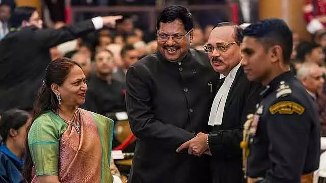 पूर्व CJI गवई ने अपनी सरकारी कार नए CJI सूर्यकांत को दे दी पूर्व CJI गवई ने अपनी सरकारी कार नए CJI सूर्यकांत को दे दी