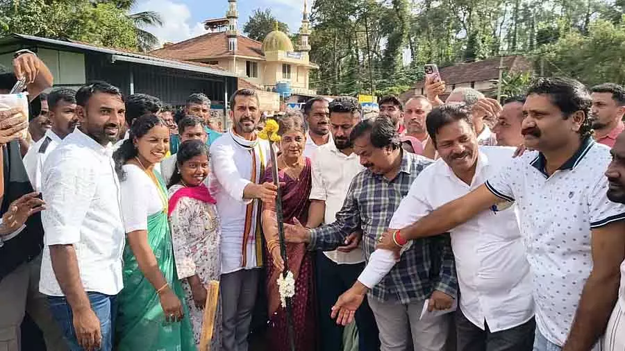 Kushalnagar : विधायक मंतर गौड़ा ने सड़क विस्तार कार्य का शुभारंभ किया Kushalnagar : विधायक मंतर गौड़ा ने सड़क विस्तार कार्य का शुभारंभ किया