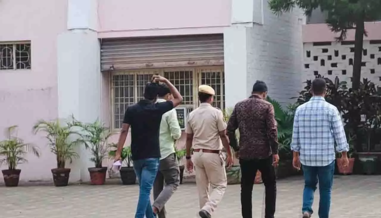 पुलिस SI भर्ती घोटाला: CBI ने भुवनेश्वर में तीन और उम्मीदवारों से पूछताछ की पुलिस SI भर्ती घोटाला: CBI ने भुवनेश्वर में तीन और उम्मीदवारों से पूछताछ की