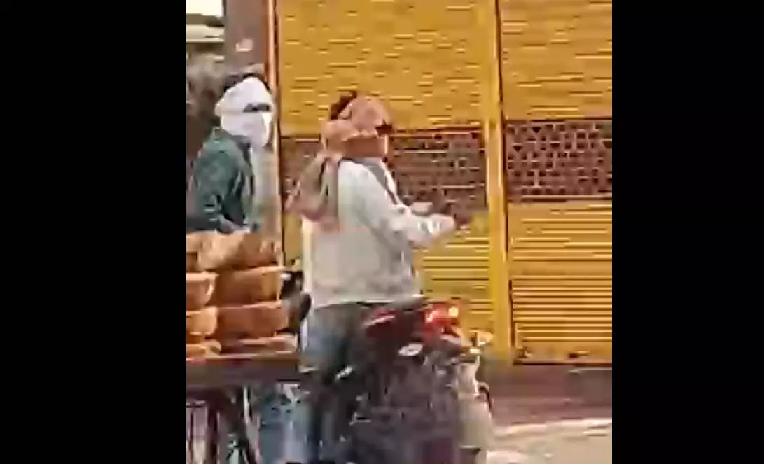 बाजार में नकाबपोश बाइक सवार बदमाशों ने दहशत फैलाई, ताबड़तोड़ फायरिंग, LIVE मंजर... बाजार में नकाबपोश बाइक सवार बदमाशों ने दहशत फैलाई, ताबड़तोड़ फायरिंग, LIVE मंजर...