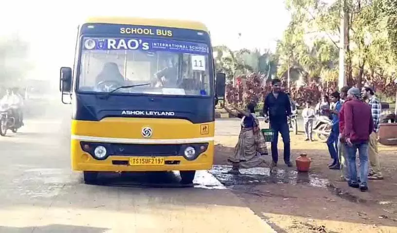 Zaheerabad में स्कूल बस में आग लगने पर ड्राइवर की तुरंत कार्रवाई से बच्चों की जान बची Zaheerabad में स्कूल बस में आग लगने पर ड्राइवर की तुरंत कार्रवाई से बच्चों की जान बची