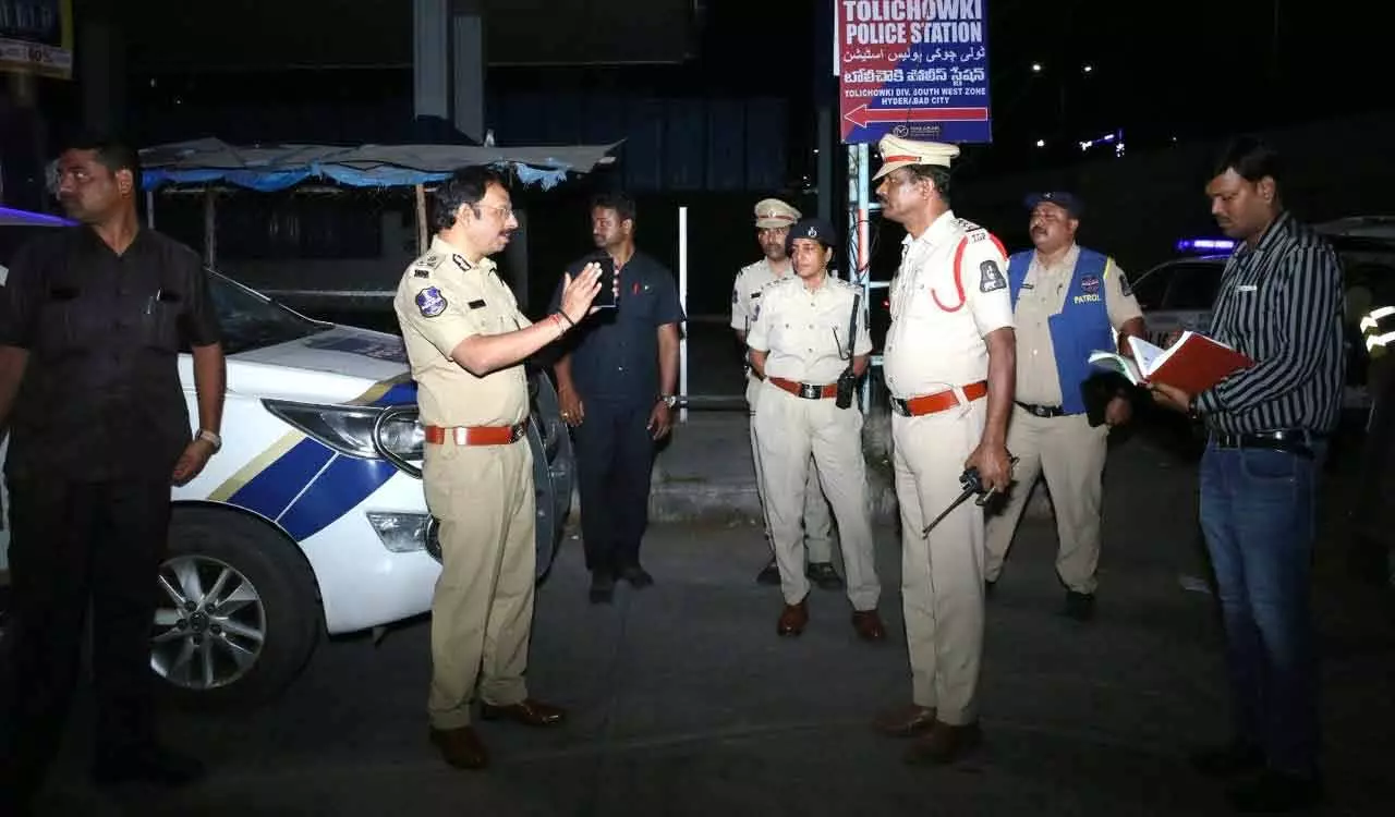 Police कमिश्नर के अचानक आधी रात के ऑपरेशन से टोलिचोकी, लैंगर हौज़ में निगरानी कड़ी कर दी गई Police कमिश्नर के अचानक आधी रात के ऑपरेशन से टोलिचोकी, लैंगर हौज़ में निगरानी कड़ी कर दी गई