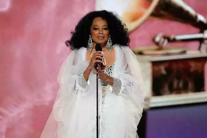 Diana Ross और सील 9 जनवरी को सादियात नाइट्स में साथ मंच पर Diana Ross और सील 9 जनवरी को सादियात नाइट्स में साथ मंच पर