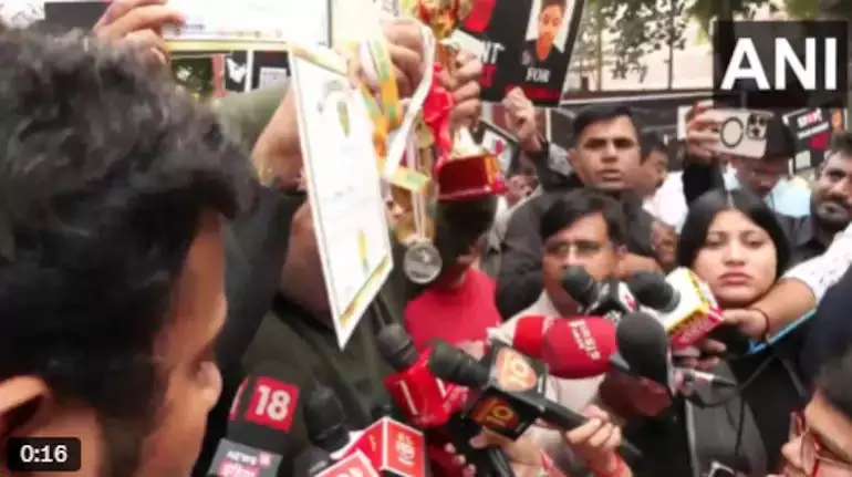 Delhi Student Suicide: पिता ने विरोध किया, बेटे के मेडल और सर्टिफिकेट दिखाए Delhi Student Suicide: पिता ने विरोध किया, बेटे के मेडल और सर्टिफिकेट दिखाए