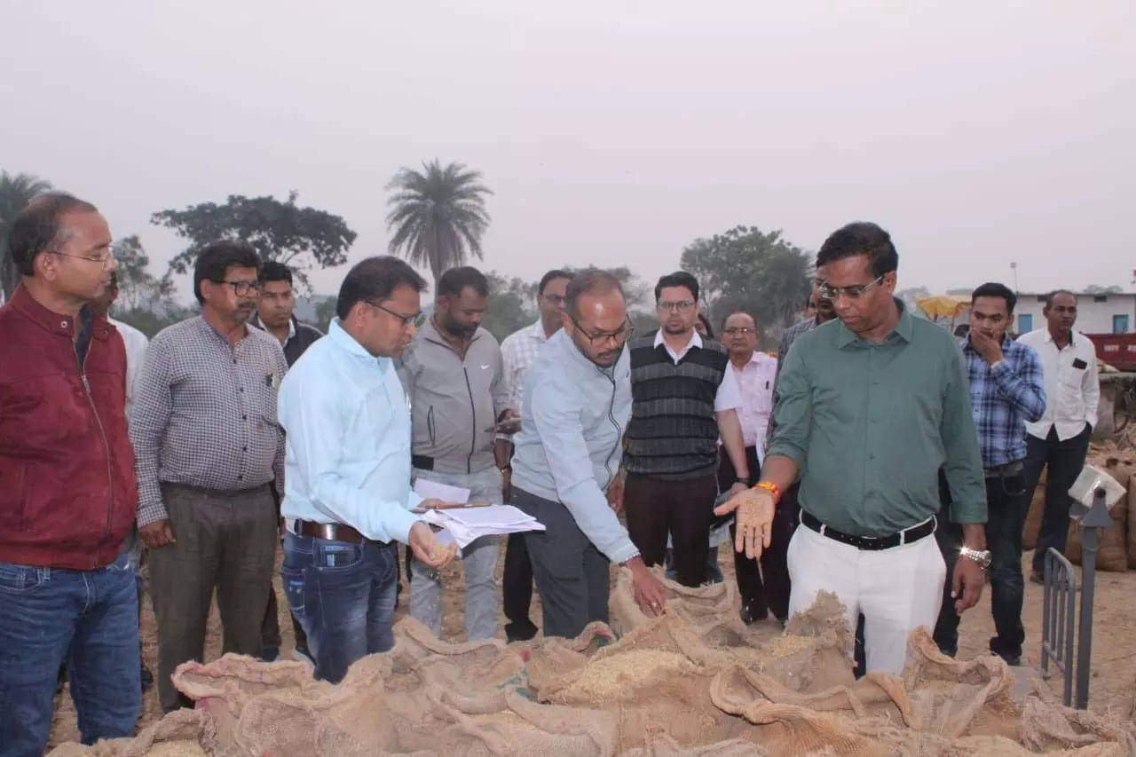 कलेक्टर डॉ. संजय कन्नौजे ने देवगांव धान खरीदी केन्द्र का आकस्मिक किया निरीक्षण कलेक्टर डॉ. संजय कन्नौजे ने देवगांव धान खरीदी केन्द्र का आकस्मिक किया निरीक्षण
