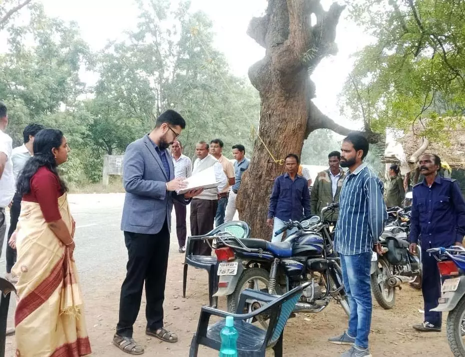 कलेक्टर ने महासमुंद के धान उपार्जन केन्द्रों और अंतर्राज्यीय चेक पोस्ट का किया निरीक्षण कलेक्टर ने महासमुंद के धान उपार्जन केन्द्रों और अंतर्राज्यीय चेक पोस्ट का किया निरीक्षण
