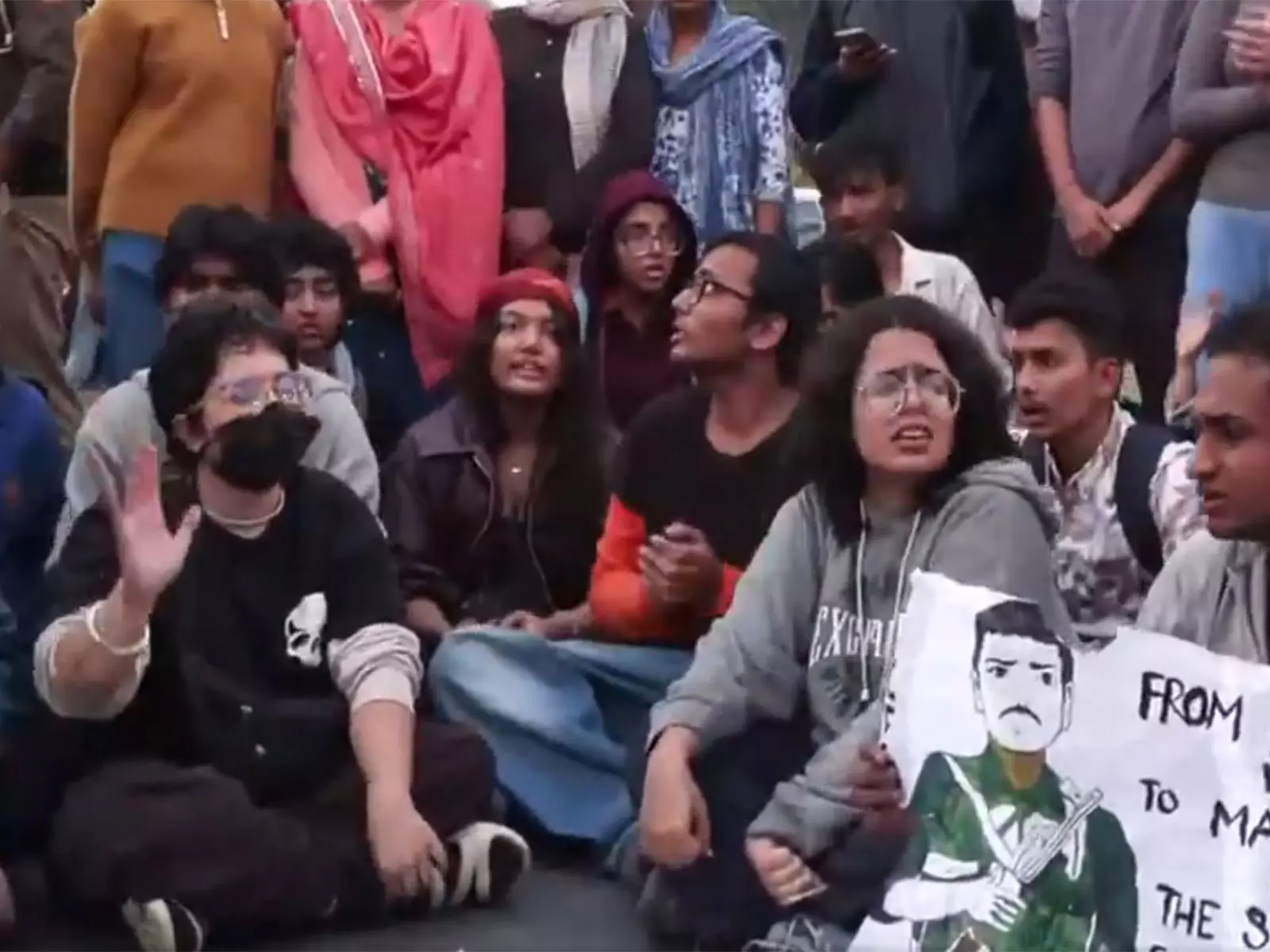 India Gate protest: पुलिसकर्मियों पर पेपर स्प्रे का आरोप, 22 गिरफ्तार India Gate protest: पुलिसकर्मियों पर पेपर स्प्रे का आरोप, 22 गिरफ्तार