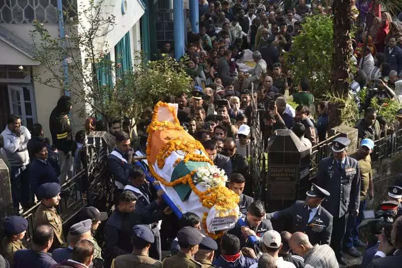 Kangra ने विंग कमांडर नमांश स्याल को अश्रुपूर्ण विदाई दी Kangra ने विंग कमांडर नमांश स्याल को अश्रुपूर्ण विदाई दी