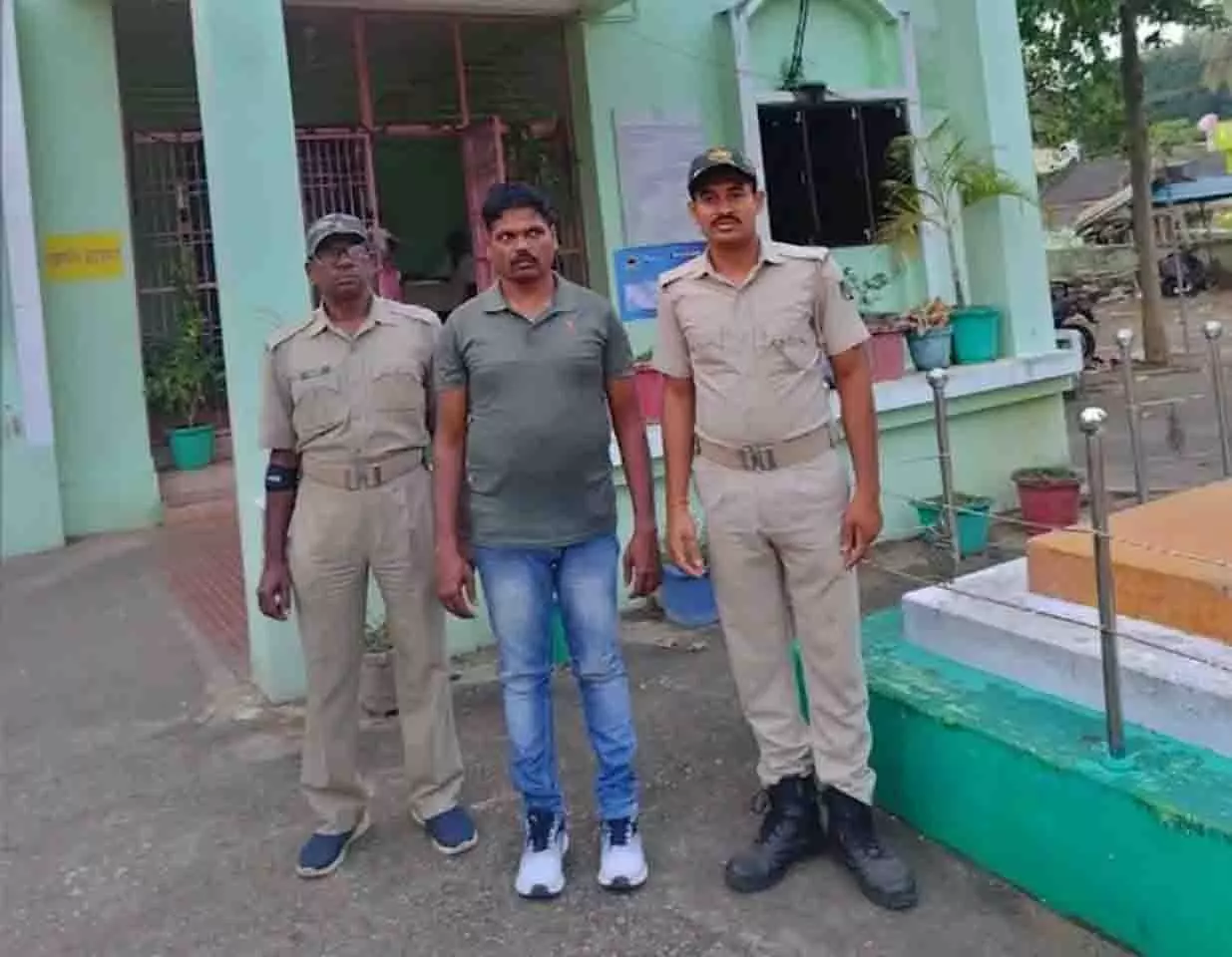 Berhampur में पुलिस कांस्टेबल बनकर पैसे ऐंठने वाला व्यक्ति गिरफ्तार Berhampur में पुलिस कांस्टेबल बनकर पैसे ऐंठने वाला व्यक्ति गिरफ्तार