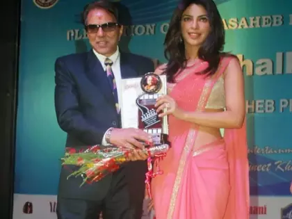 Priyanka Chopra ने धर्मेंद्र को भावभीनी श्रद्धांजलि दी Priyanka Chopra ने धर्मेंद्र को भावभीनी श्रद्धांजलि दी