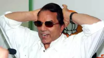 Dharmendra का राजनीतिक सफर: बॉलीवुड आइकॉन से BJP तक Dharmendra का राजनीतिक सफर: बॉलीवुड आइकॉन से BJP तक