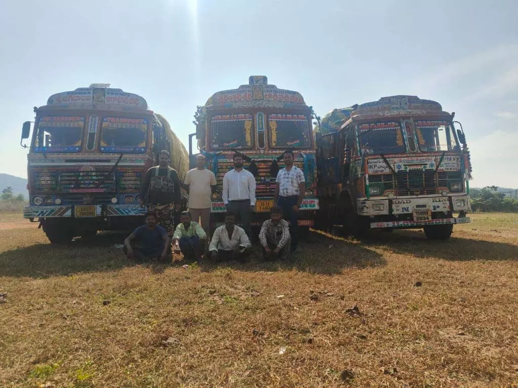 बीजापुर में सीमावर्ती चेकपोस्ट पर कार्रवाई, 765 क्विंटल धान से भरे 3 ट्रक जब्त बीजापुर में सीमावर्ती चेकपोस्ट पर कार्रवाई, 765 क्विंटल धान से भरे 3 ट्रक जब्त