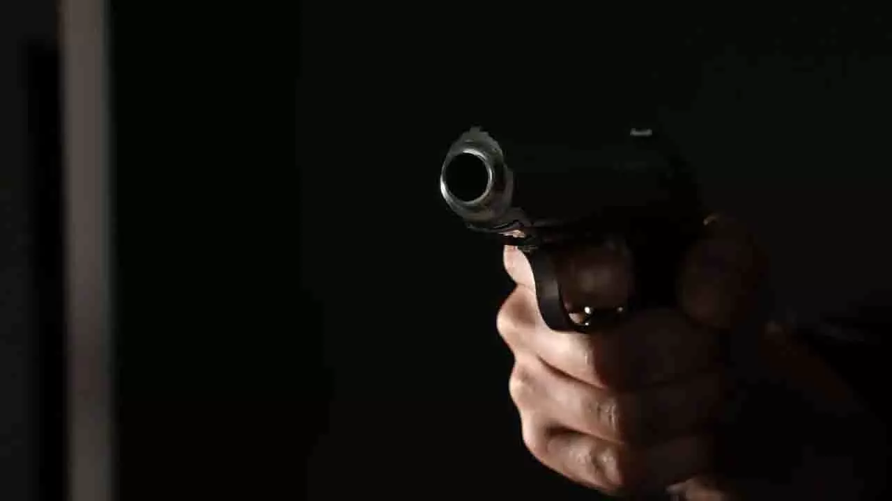 Kendrapara में पैसे के विवाद में युवक ने टीचर की मां पर हमला किया Kendrapara में पैसे के विवाद में युवक ने टीचर की मां पर हमला किया