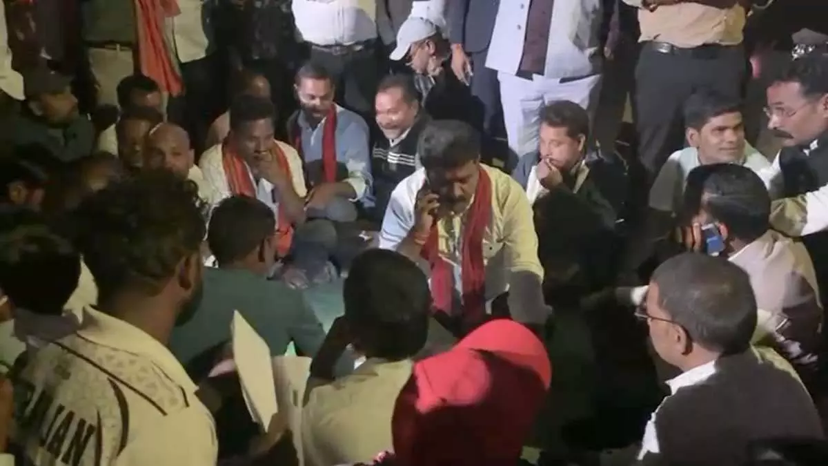 धान टोकन विवाद: उपमुख्यमंत्री विजय शर्मा ने किसानों की समस्याएं सुनी धान टोकन विवाद: उपमुख्यमंत्री विजय शर्मा ने किसानों की समस्याएं सुनी