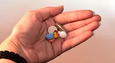 दवा निगलने के बाद सीने में जलन? वजह हो सकती है गोली का बीच में अटकना दवा निगलने के बाद सीने में जलन? वजह हो सकती है गोली का बीच में अटकना