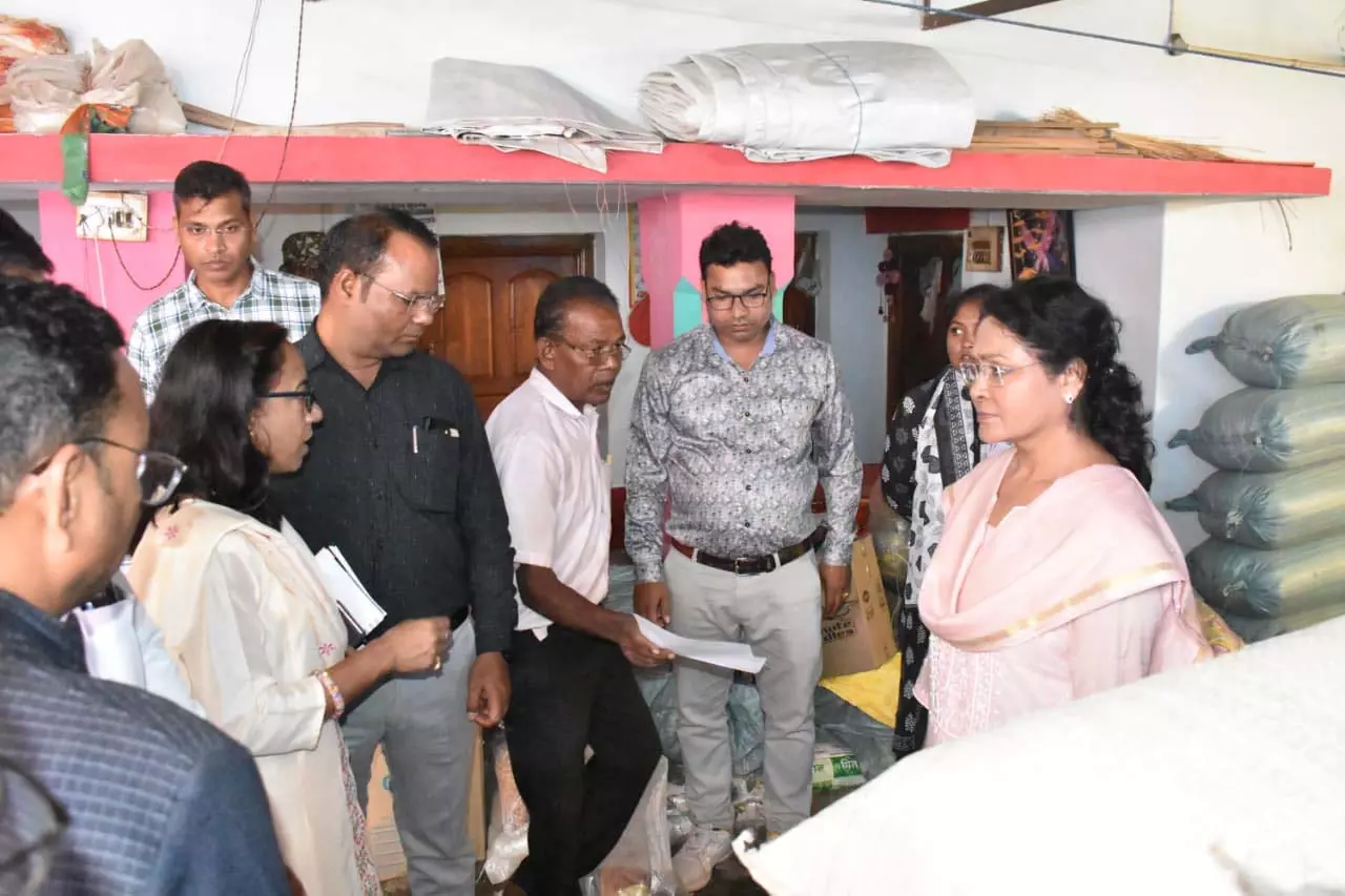 गुजरा में फुटकर धान व्यापारी के घर में पहुंच जब्त किए धान का किया अवलोकन गुजरा में फुटकर धान व्यापारी के घर में पहुंच जब्त किए धान का किया अवलोकन